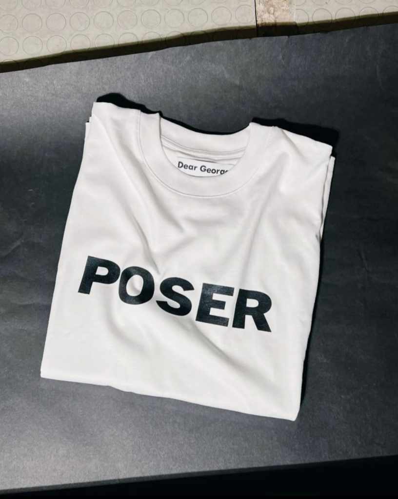 foto maglietta bianca Dear George, con scritta poser nera al centro
