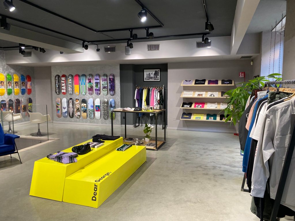 ingresso allestimento del negozio Dear George, di Verona con abbigliamento e skateboard