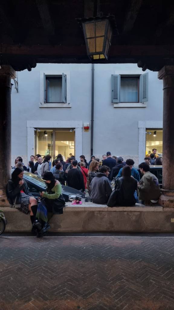 foto con persone fuori dal negozio Dear George,