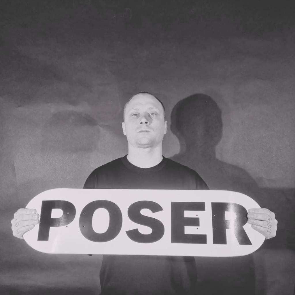 foto in bianco e nero del proprietario Francesco con in mano uno skateboard