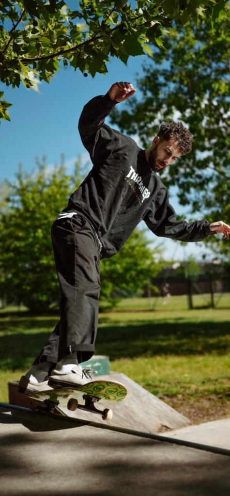 foto Matteo respighi mentre è sullo skateboard