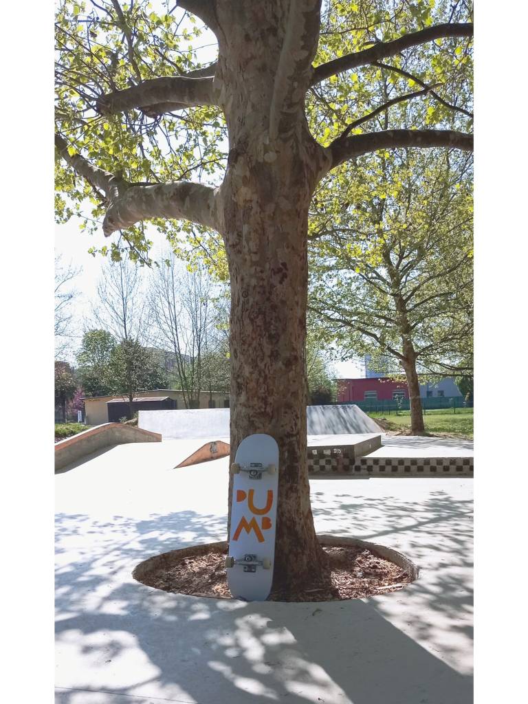 foto Ottone Bowl Skatepark con tavola da skateboard in primo piano