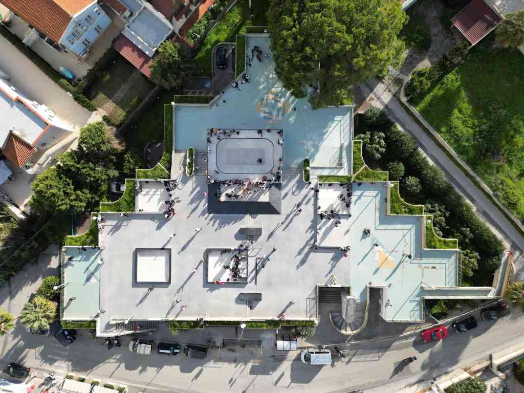 Foto piazza fontane bianche dall'alto con skaters all'interno