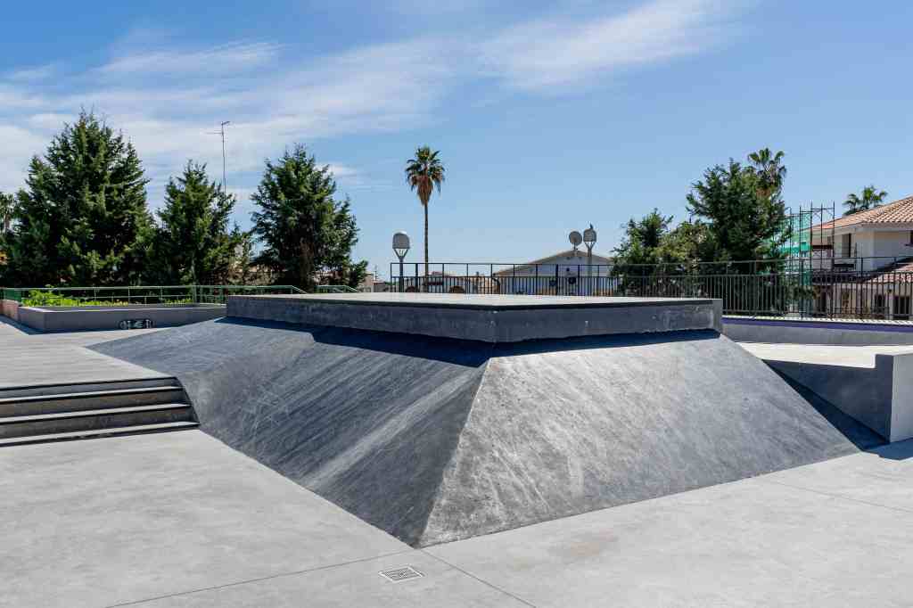 foto piramide con muterro plaza fontane bianche